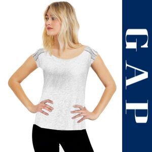 🍍3/$15🍍 Gap Embroidered Shoulder Tee